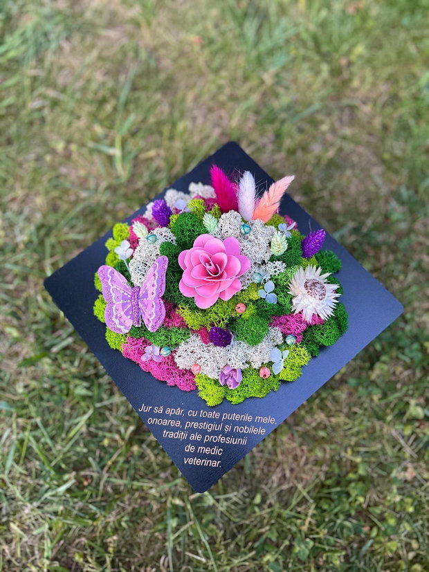 Tocă de absolvire decorată cu licheni și flori uscate mesaj personalizat