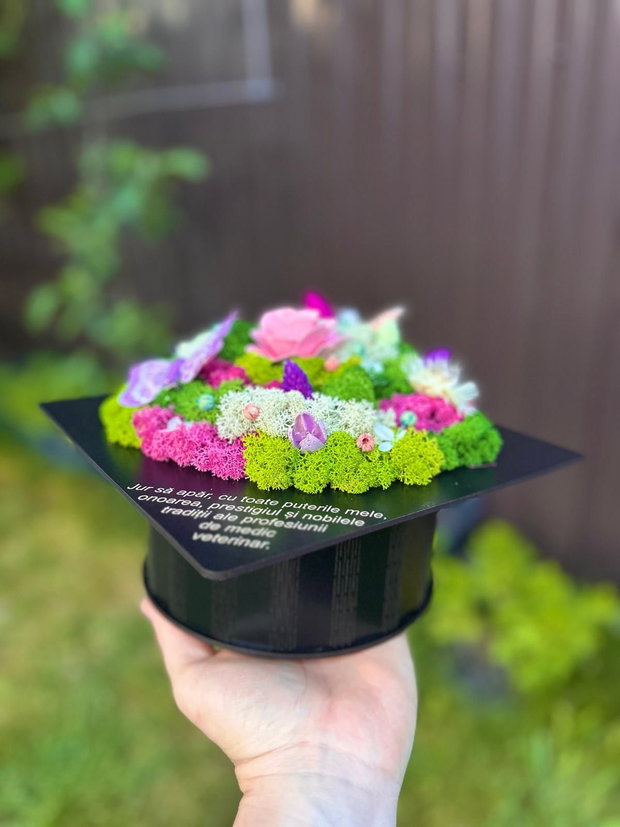 Tocă de absolvire decorată cu licheni și flori uscate mesaj personalizat