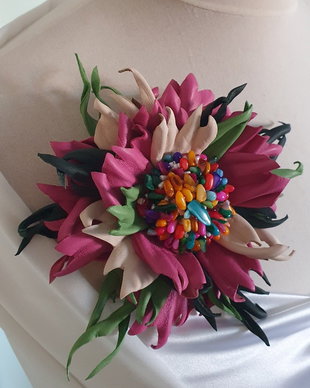 Floare din piele ,Brosa