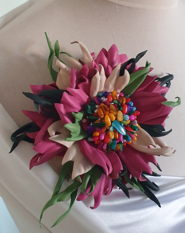 Floare din piele ,Brosa