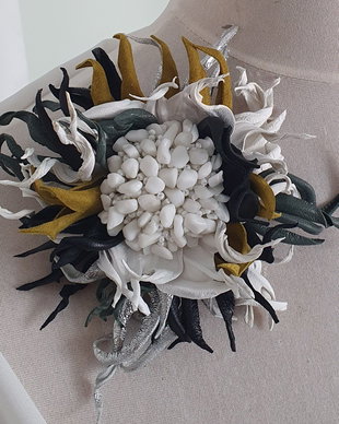 Floare din piele, brosa