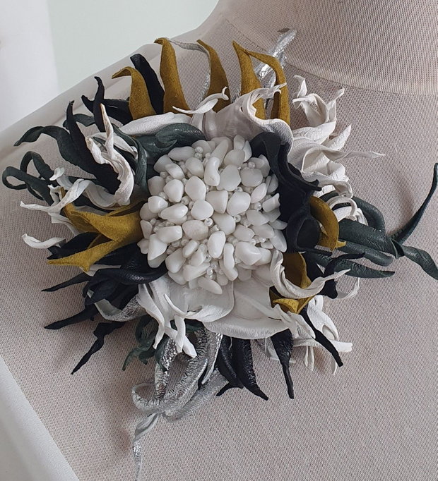 Floare din piele, brosa