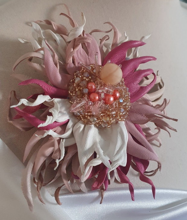 Floare din piele,Brosa
