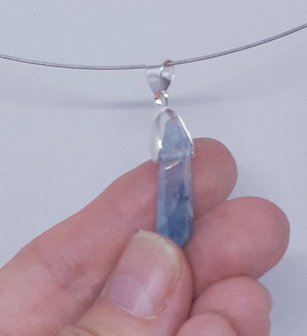 Pandantiv unicat cu cristal de cuarț aura bleu