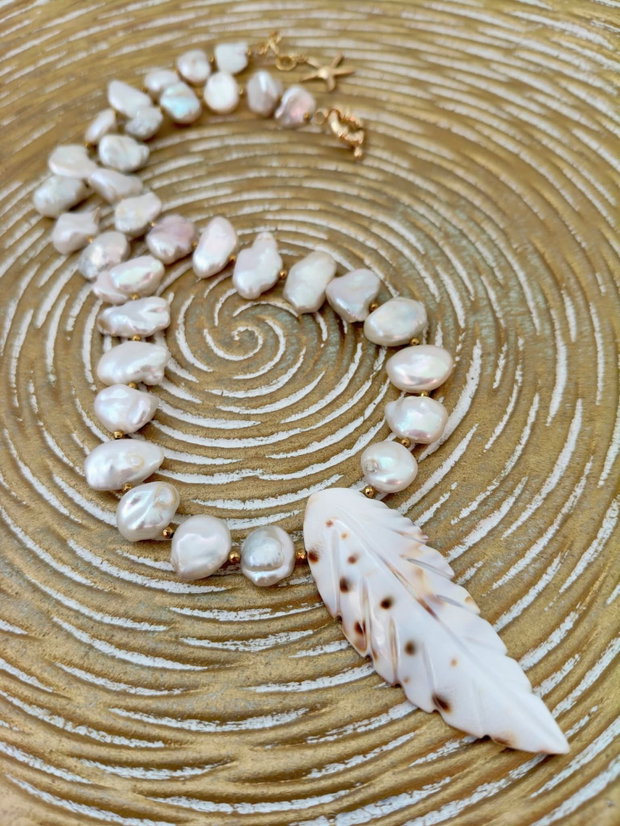 Colier perle baroc albe & frunza scoica naturala