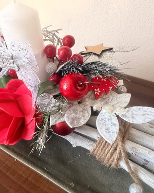 Aranjament Crăciun Handmade Rustic Elegant cu Lumânare și Trandafir Roșu  Decor Festiv de Masă