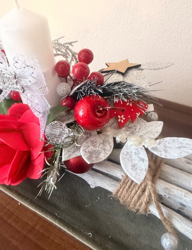 Aranjament Crăciun Handmade Rustic Elegant cu Lumânare și Trandafir Roșu Decor Festiv de Masă