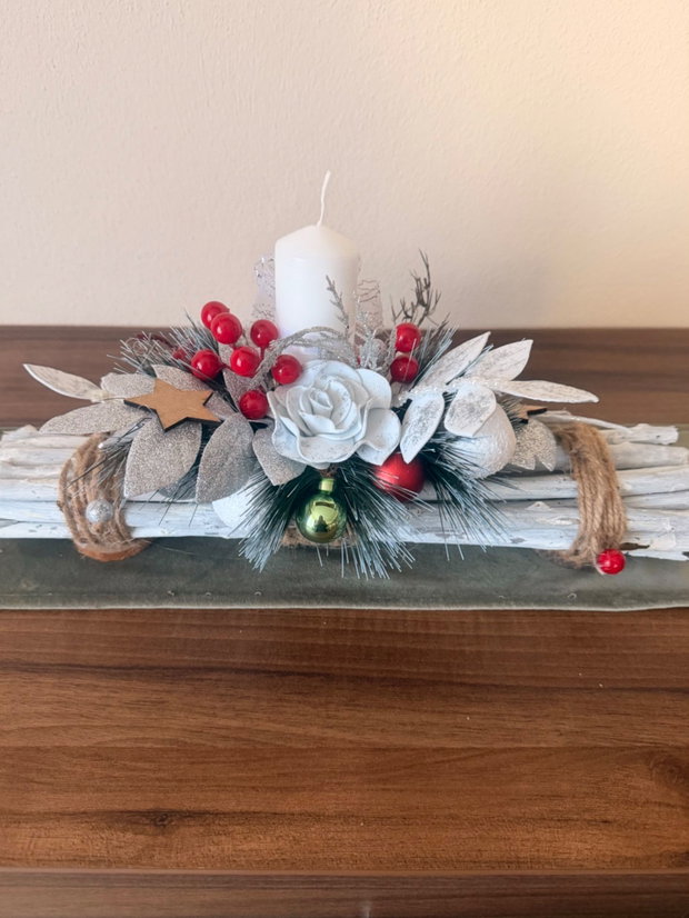 Aranjament Crăciun Handmade Rustic Elegant cu Lumânare și Trandafir Roșu Decor Festiv de Masă