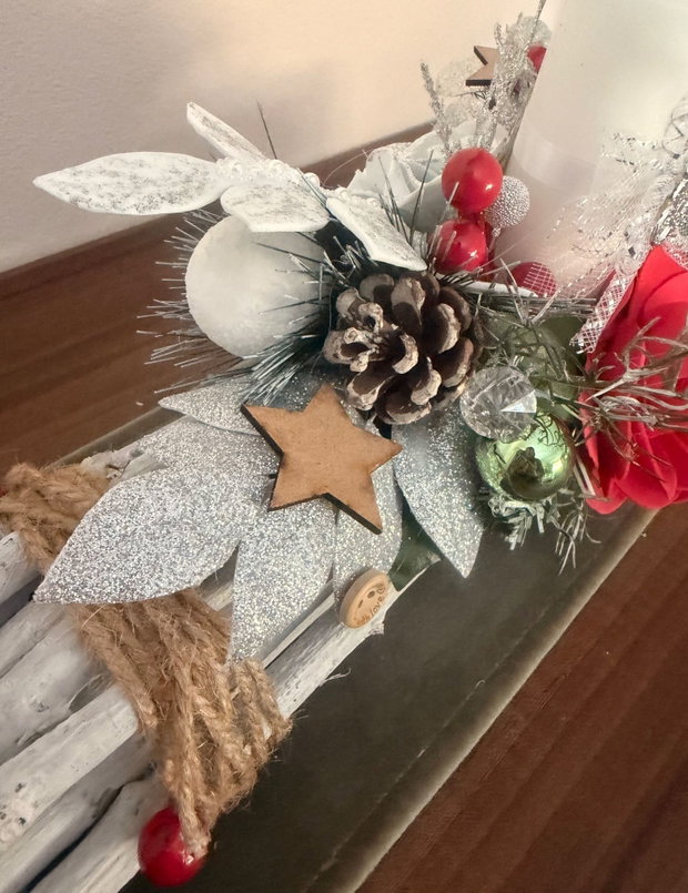 Aranjament Crăciun Handmade Rustic Elegant cu Lumânare și Trandafir Roșu Decor Festiv de Masă