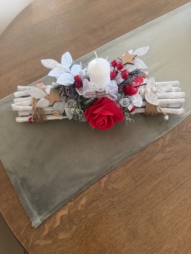 Aranjament Crăciun Handmade Rustic Elegant cu Lumânare și Trandafir Roșu Decor Festiv de Masă