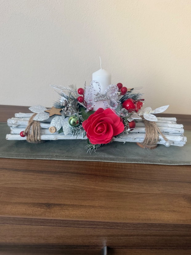 Aranjament Crăciun Handmade Rustic Elegant cu Lumânare și Trandafir Roșu Decor Festiv de Masă