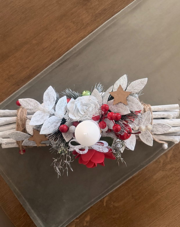 Aranjament Crăciun Handmade Rustic Elegant cu Lumânare și Trandafir Roșu Decor Festiv de Masă