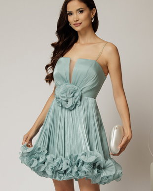 Rochie scurta verde mint din voal in clos cu volanase si floare maxi pe talie