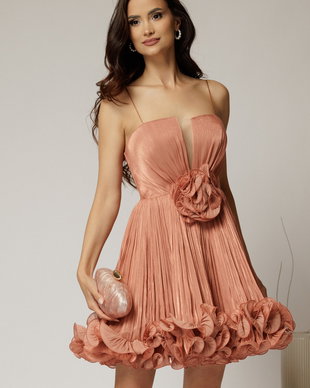 Rochie scurta roz coniac din voal in clos cu volanase si floare maxi pe talie