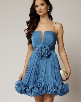 Rochie scurta albastra din voal in clos cu volanase si floare maxi pe talie