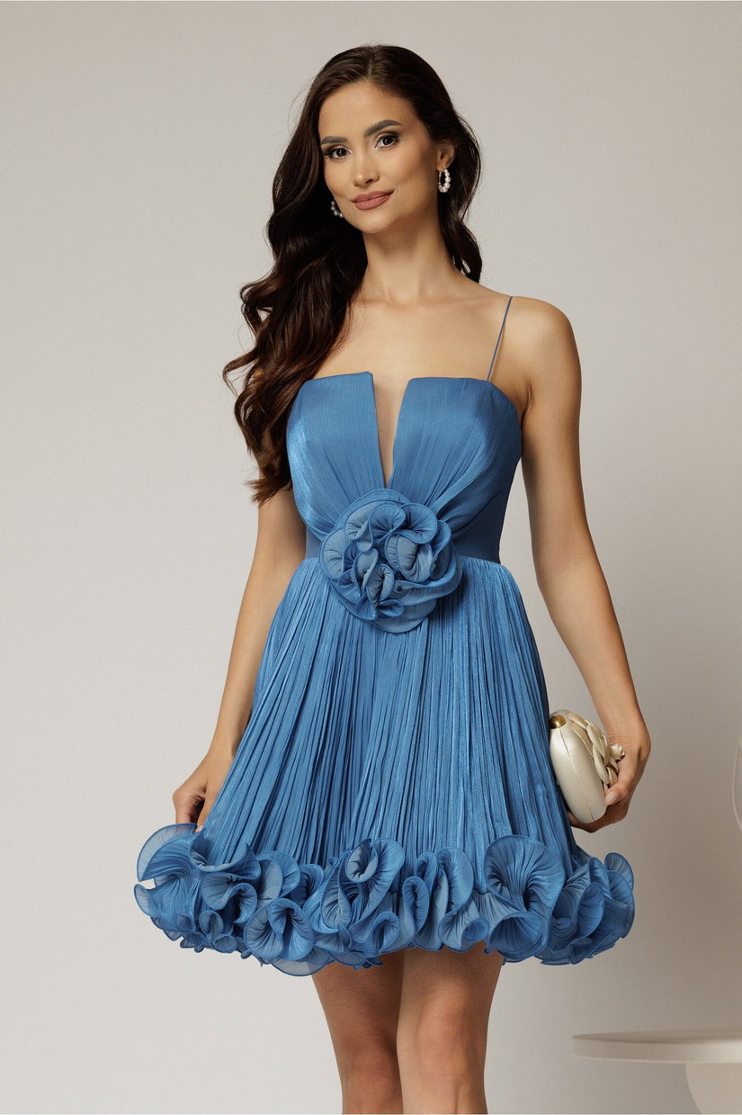 Rochie scurta albastra din voal in clos cu volanase si floare maxi pe talie