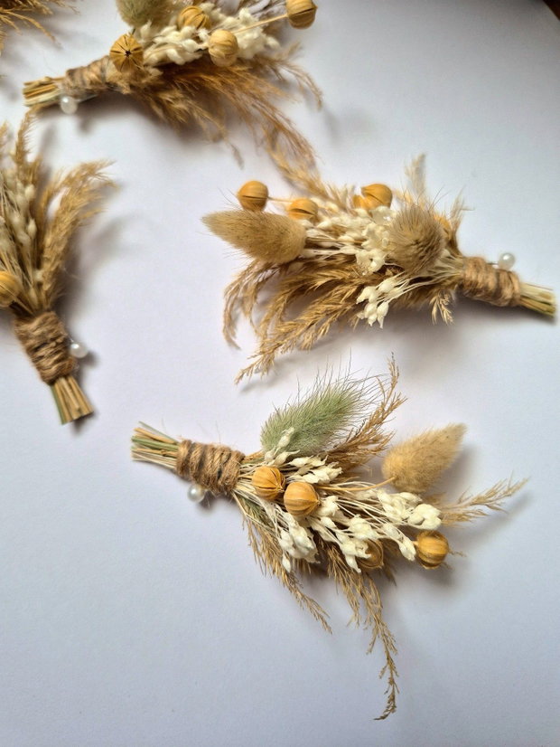 Cocarde mici Invitați Nuntă Boho / Flori de pus în piept - naturale uscate și stabilizate , Alb - Ivoire - Bej