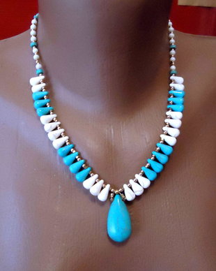 Colier fin, Hawlit alb-crem si turquoise in hematit gold