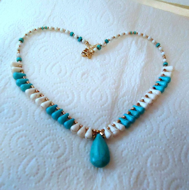 Reducere 50,% / Colier fin, Hawlit alb-crem si turquoise in hematit gold