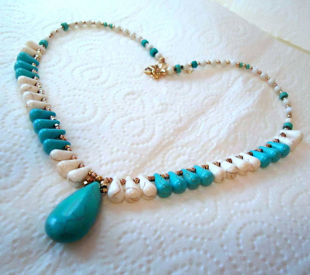 Reducere 50,% / Colier fin, Hawlit alb-crem si turquoise in hematit gold