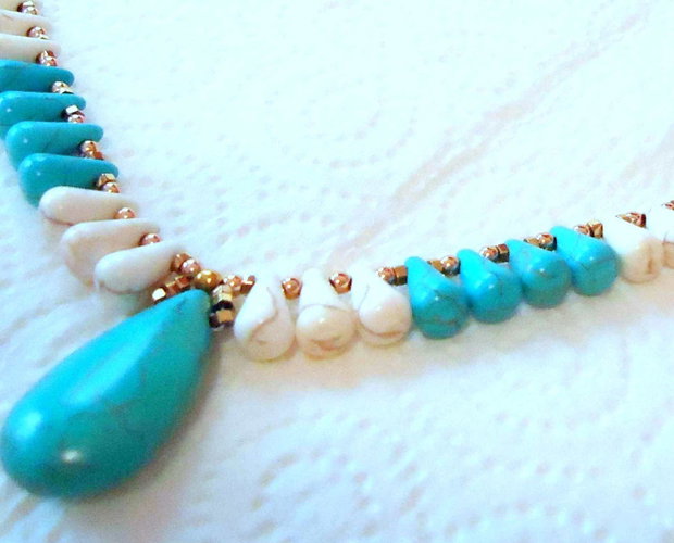Reducere 50,% / Colier fin, Hawlit alb-crem si turquoise in hematit gold