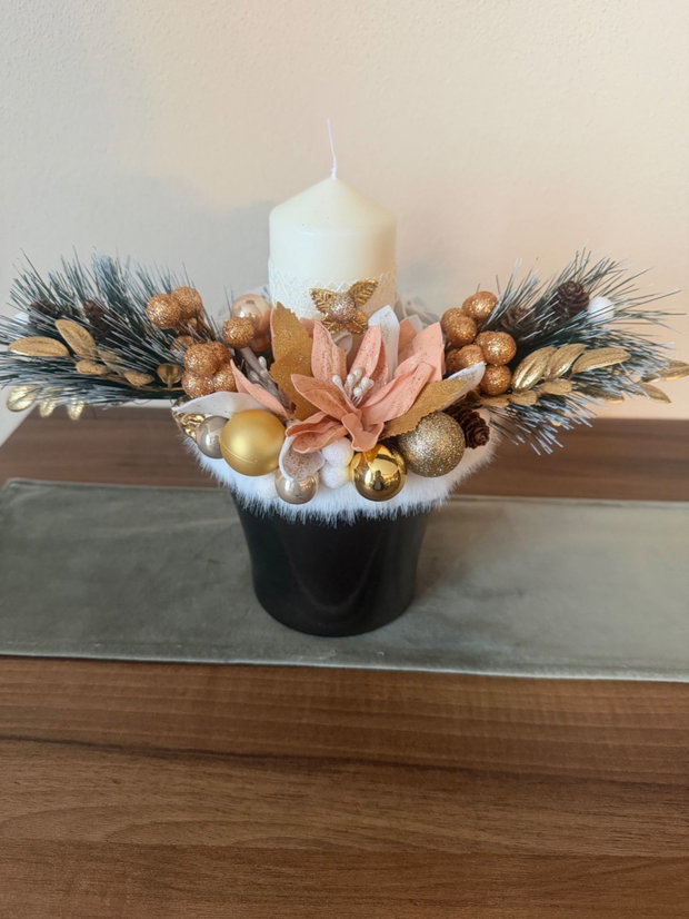 Eleganță de Iarnă Aranjament handmade cu trandafir auriu și lumânare