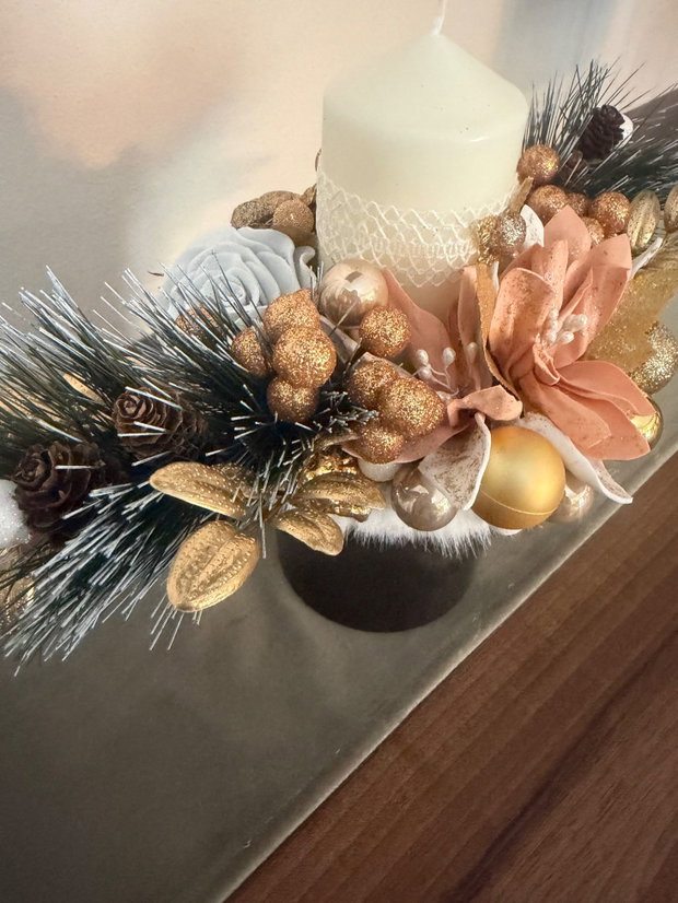 Eleganță de Iarnă Aranjament handmade cu trandafir auriu și lumânare