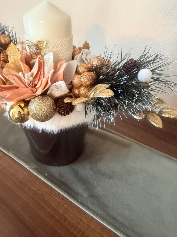 Eleganță de Iarnă Aranjament handmade cu trandafir auriu și lumânare