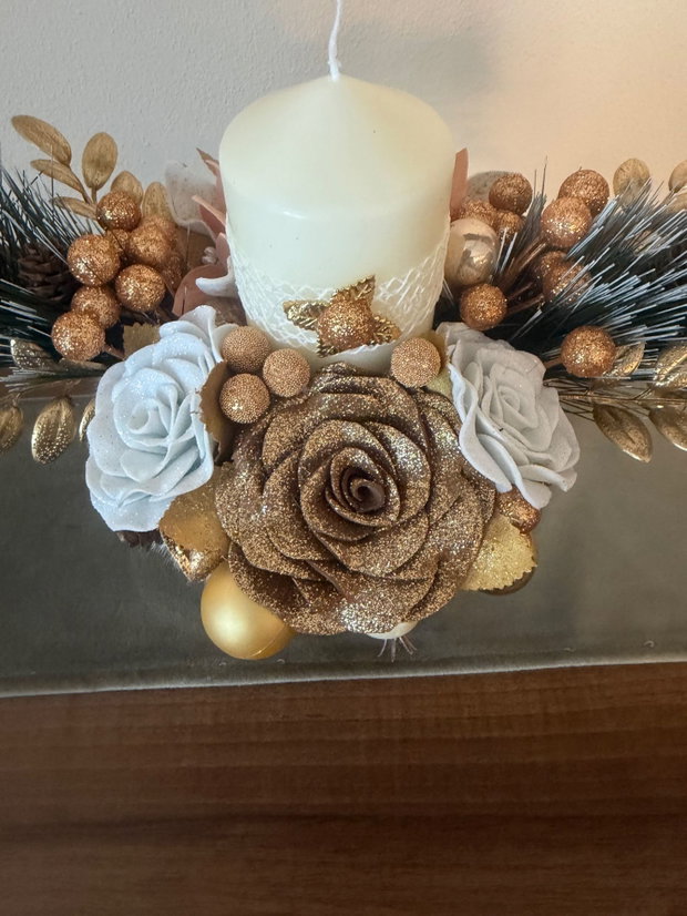 Eleganță de Iarnă Aranjament handmade cu trandafir auriu și lumânare