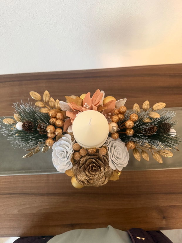 Eleganță de Iarnă Aranjament handmade cu trandafir auriu și lumânare