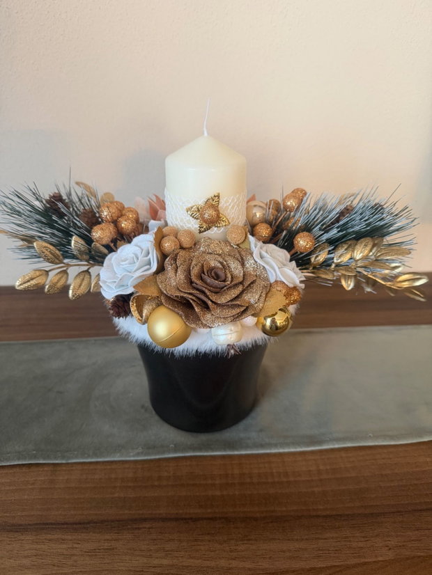 Eleganță de Iarnă Aranjament handmade cu trandafir auriu și lumânare
