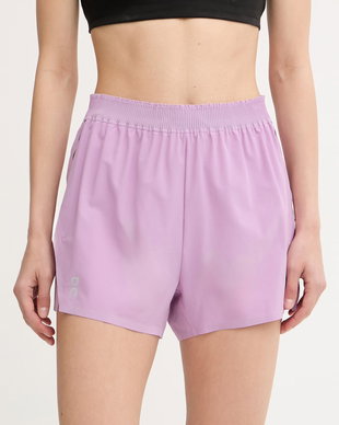 On pantaloni scurți sport pentru femei