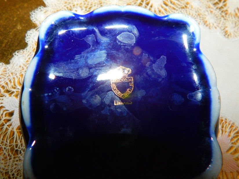 Bomboniera  portelan Limoges,  cobalt, aur coloidal, pictura manuala  cu aur coloidal