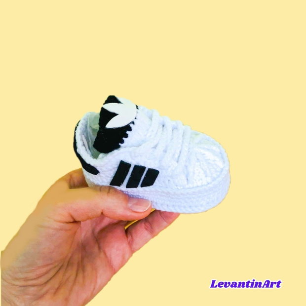 Botosei bebe crosetati tip adidasi | 0-6 luni | handmade | cadou nou-nascut | personalizabili