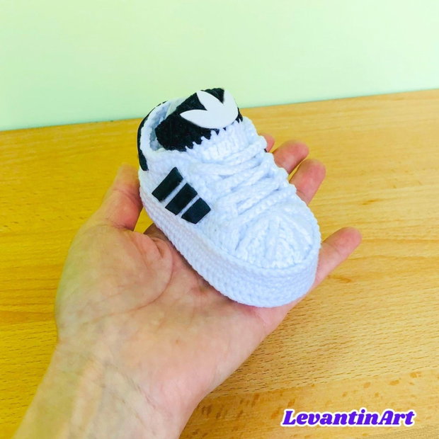 Botosei bebe crosetati tip adidasi | 0-6 luni | handmade | cadou nou-nascut | personalizabili