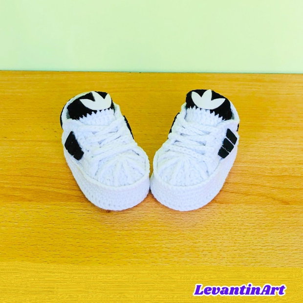 Botosei bebe crosetati tip adidasi | 0-6 luni | handmade | cadou nou-nascut | personalizabili