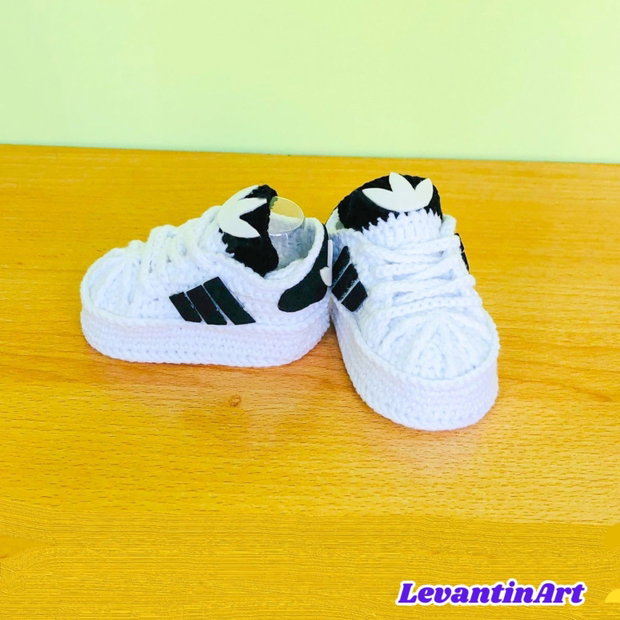 Botosei bebe crosetati tip adidasi | 0-6 luni | handmade | cadou nou-nascut | personalizabili