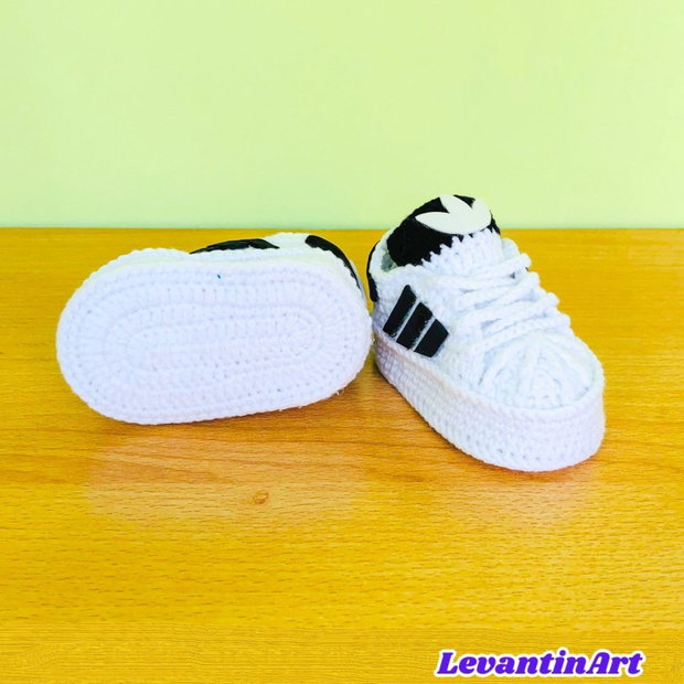 Botosei bebe crosetati tip adidasi | 0-6 luni | handmade | cadou nou-nascut | personalizabili