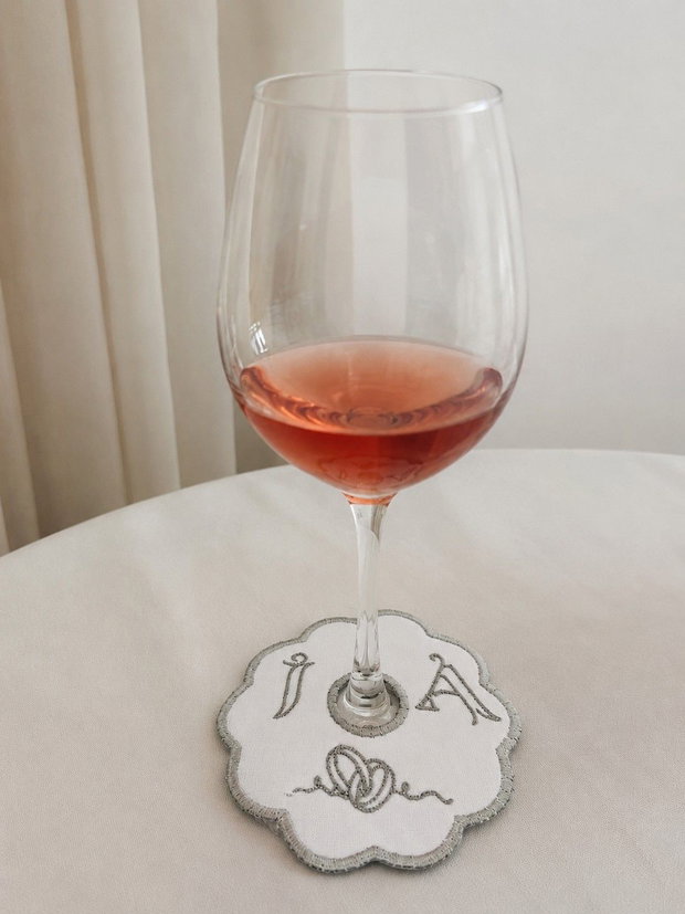 Mărturii brodate pentru paharele de vin