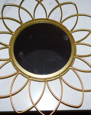 Oglinda vintage de  perete , fonta,  deosebita  28 cm   diametru