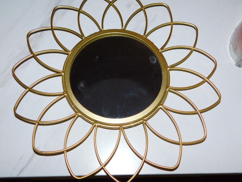 Oglinda vintage de  perete , fonta,  deosebita  28 cm   diametru