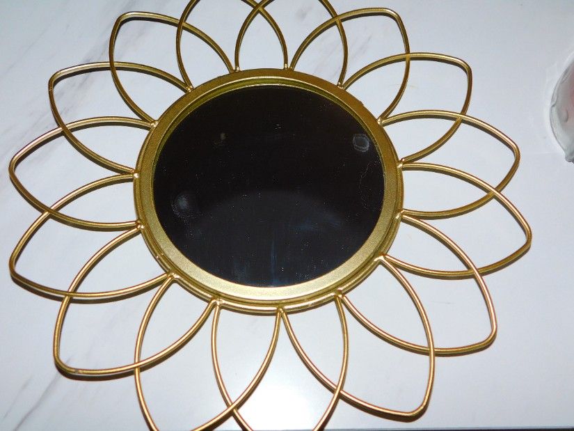 Oglinda vintage de  perete , fonta,  deosebita  28 cm   diametru