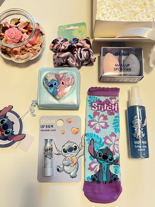 Cutie cadou Stitch Beauty Glam cu portofel, spray de corp, balsam de buze