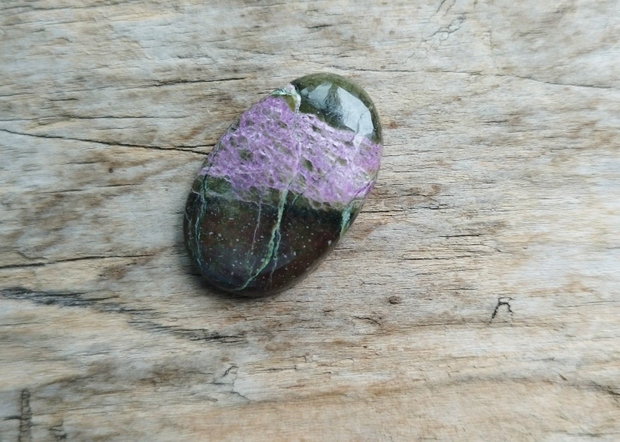 Cabochon stichtit, 25x17x5 mm