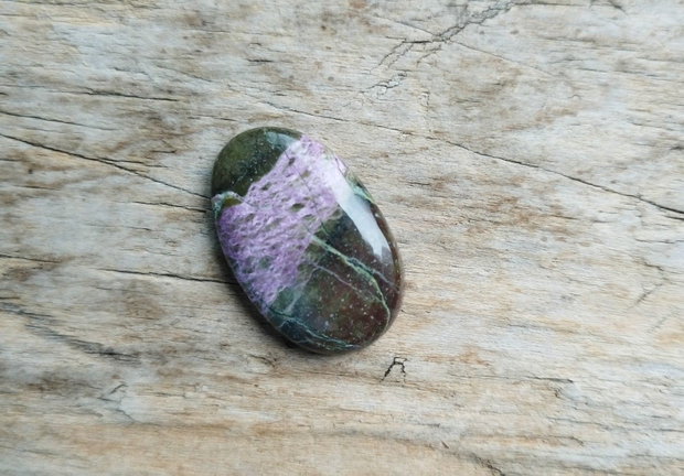 Cabochon stichtit, 25x17x5 mm