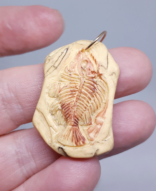 Set compus din cercei si pandandiv, cu tema paleontologica, mulaje cu fosile de paleo pesti