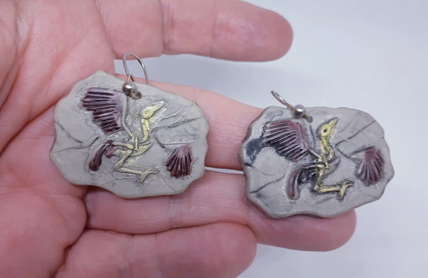 Set compus din cercei si pandandiv, cu tema paleontologica, mulaje cu fosile de paleo păsări