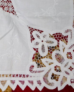 Fata de masa , vintage , alba,  tehnica Richelieu,   panglici,  dantele,  broderie sparta