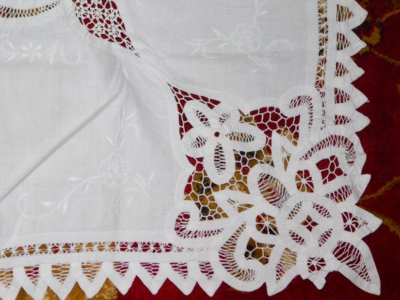 Fata de masa , vintage , alba, tehnica Richelieu, panglici, dantele, broderie sparta