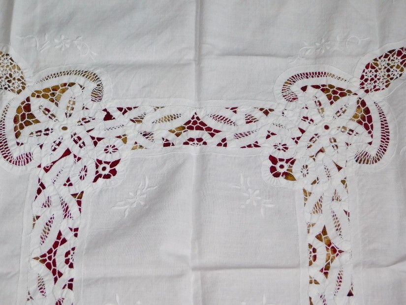 Fata de masa , vintage , alba, tehnica Richelieu, panglici, dantele, broderie sparta